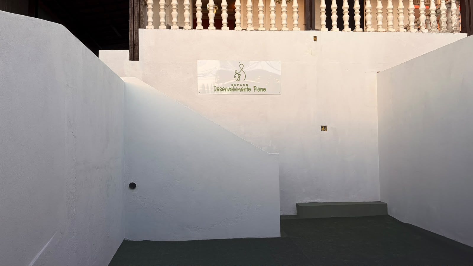 Área de entrada do Espaço Desenvolvimento Pleno com placa de identificação.