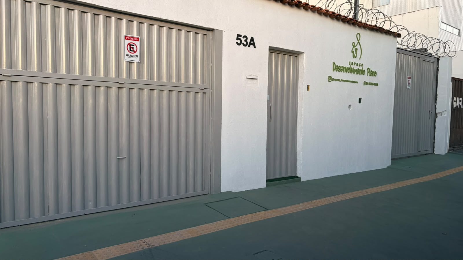Fachada do Espaço Desenvolvimento Pleno, com o logotipo da clínica e a entrada identificada pelo número 53A.
